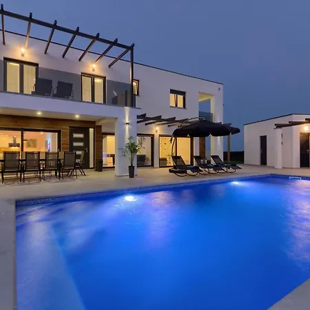 Mit Privatpool Fuer 14 Personen Ca 280 Qm In Loborika, Istrien Suedkueste Von Istrien * Loborika